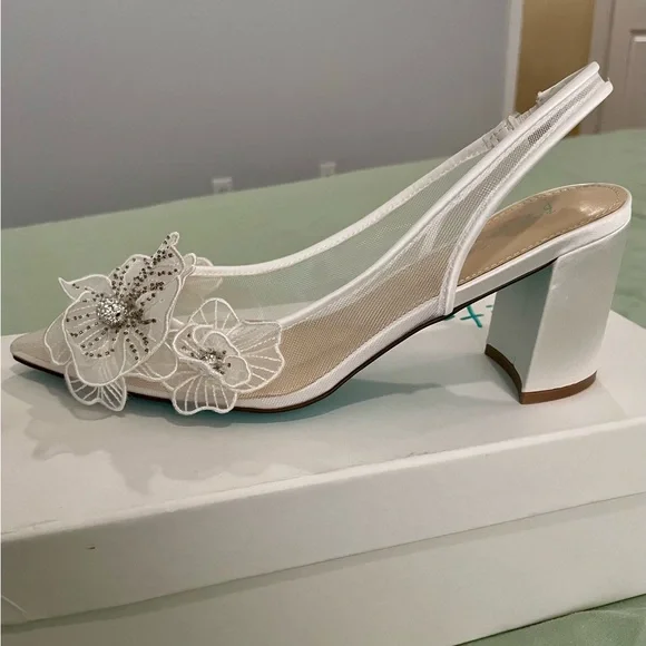 Blue by Betsey Johnson White Floral Heels - Picture 6 of 10